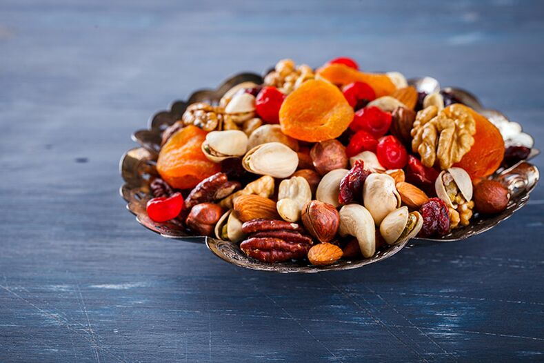 Dried fruits useful for the preparation of sweet fat-free sausage