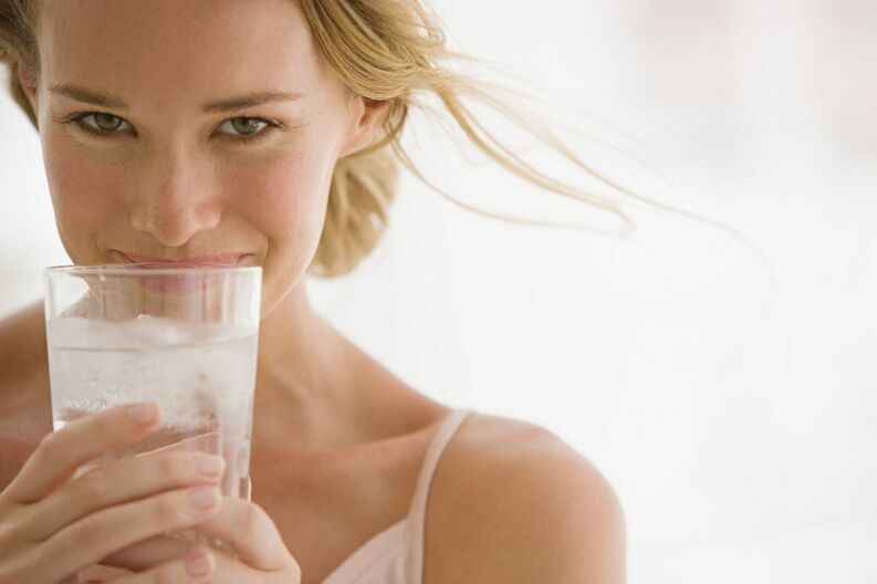 The girl gradually prepares the body for a drink diet in order to avoid unpleasant consequences