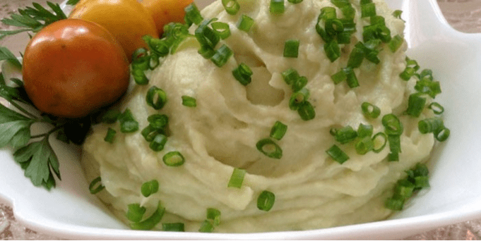 Puree made of color cabbage with tomato